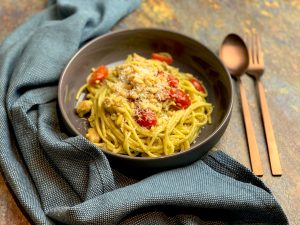 Pasta pesto met kip en tomaatjes