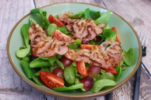 Veldsla met bacon en ahornsiroopdressing