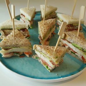 Mini clubsandwiches met Boursin.