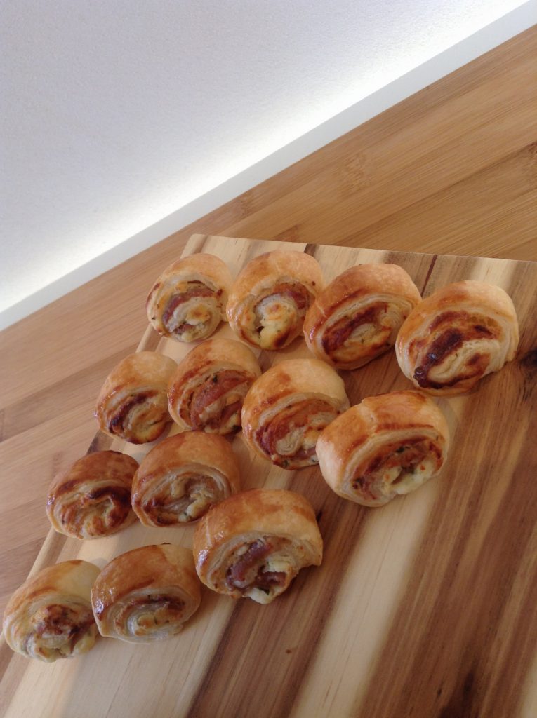 Bladerdeeghapjes met Boursin en prosciutto
