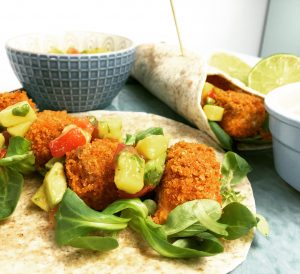 Crispy zalmwraps met mango-avocadosalade