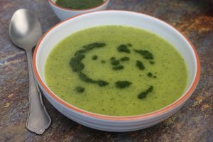 Courgettesoep met basilicumolie