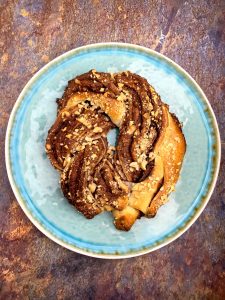 Croissant-krans met nutella en hazelnoten