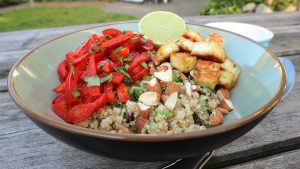 Bulgursalade met halloumi en limoen-yoghurt